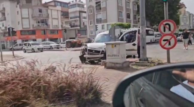 Kırmızı ışıkta geçen otomobil hafif ticari araçla çarpıştı, sürücüler yardım etmeden yollarına devam etti