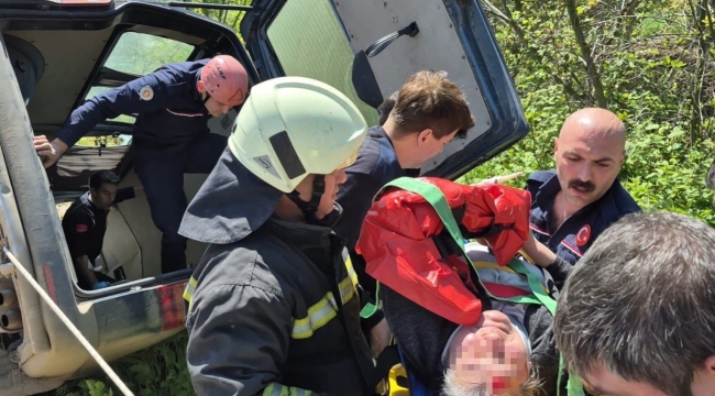 Kontrolden çıkan hafif ticari araç devrildi: 2 yaralı