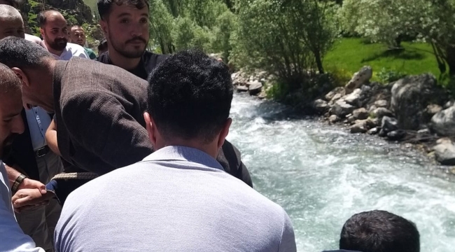 Kontrolden çıkan kamyonet dereye uçtu