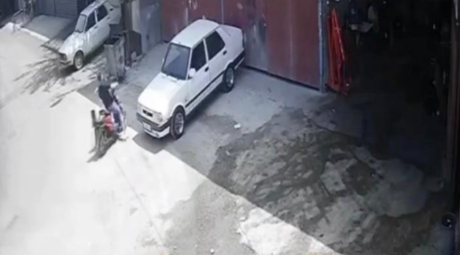 Kontrolden çıkan şarjlı bisiklet demir kapıya çarparak durdu