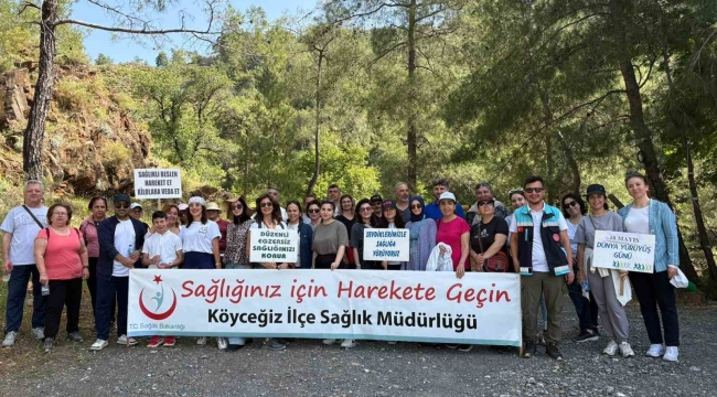 Köyceğiz'de sağlıkçılar Toparlar Şelalesi'ne yürüdü