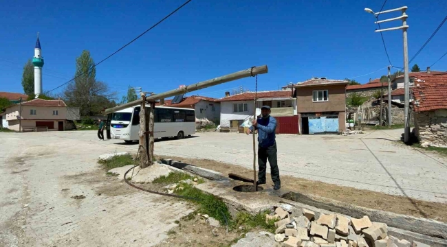 Köylü 100 yıldır su ihtiyacını bu kuyudan karşılıyor