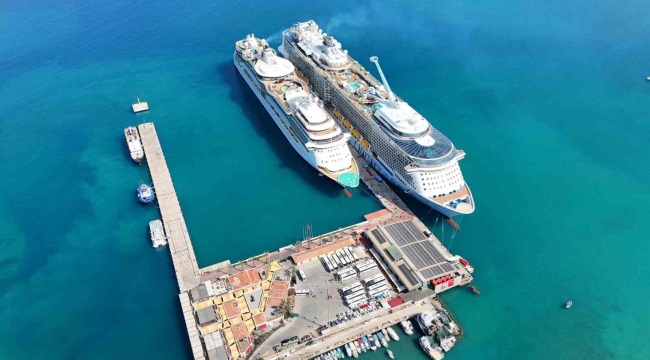 Kuşadası'na iki kruvaziyerle 6 bin 409 turist geldi