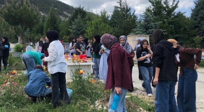 Kütahya'da İmam Hatip Lisesi öğrencilerinden mezarlık ve şehitliğe manevi ziyaret
