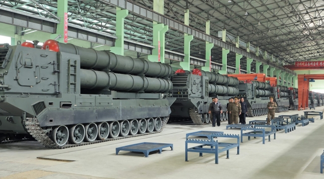 Kuzey Kore lideri Kim tank fabrikasını gezdi, daha fazla üretim talimatı verdi