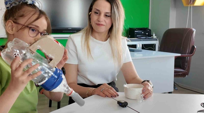 Manisalı ilkokul öğrencisi atık malzemelerden sessiz süpürge yaptı