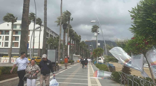 Marmaris'te rüzgar şiddetini artırdı