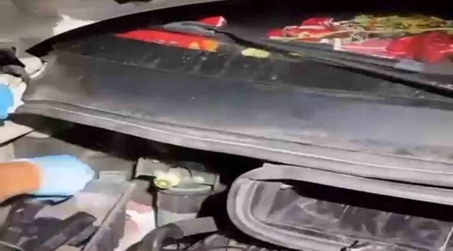 Motor kısmı başta olmak üzere her yerine silah saklanan araç polisten kaçamadı