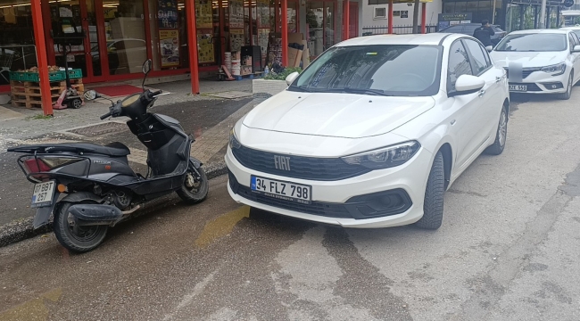 Motorlu bisiklet otomobile çarptı