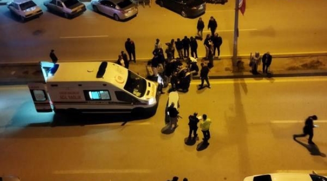 Motosiklet yolun karşısına geçen yayaya çarptı: 2 yaralı