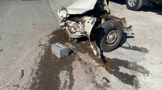 Muğla'daki kazada otomobil ikiye ayrıldı