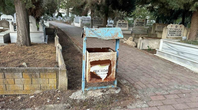 Muratlı Mezarlığı'ndaki çöp kovaları yenilenmeyi bekliyor