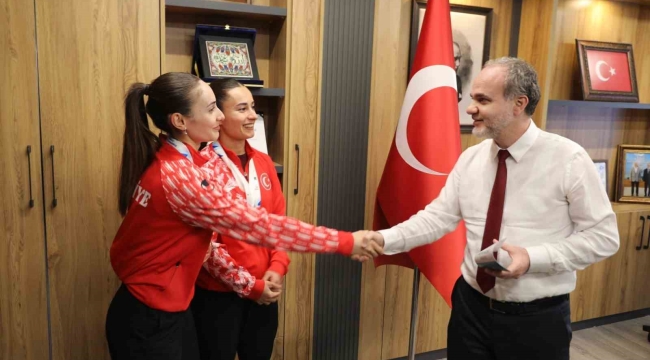 NÖHÜ mezunu milli sporculardan Rektör Uslu'ya ziyaret