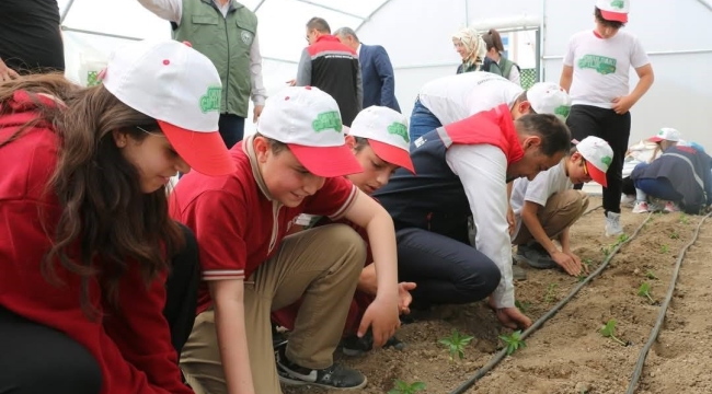 Öğrenciler seracılık, bahçecilik ve tarım uygulamalarıyla üretim sürecini yerinde öğreniyor