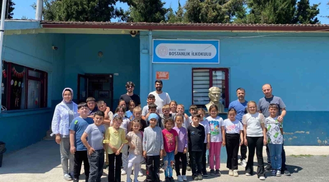 Okul bahçesinde geleneksel oyunları oynadılar