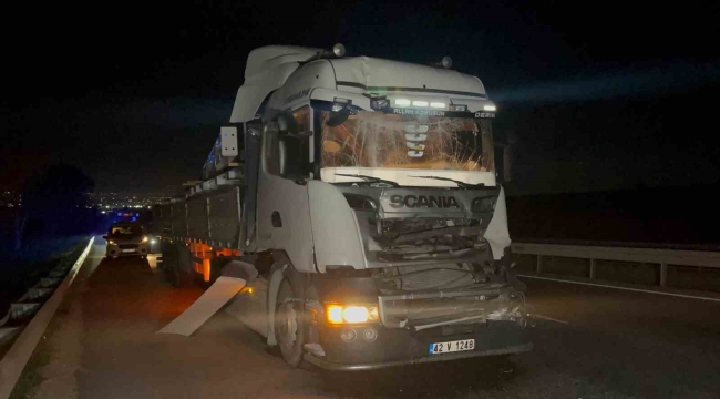 Önündeki tıra çarpan demir yüklü tırın sürücüsü yaralandı