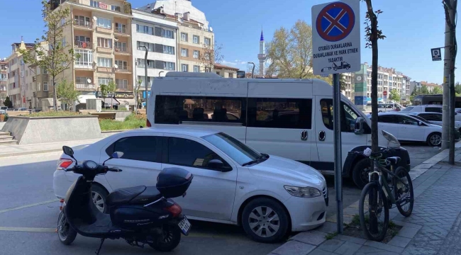 Otobüs duraklarını otoparka çevirdiler