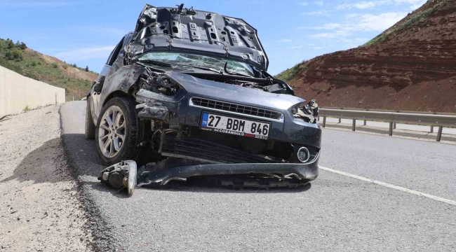 Otomobil istinat duvarına çarptı: 3 yaralı