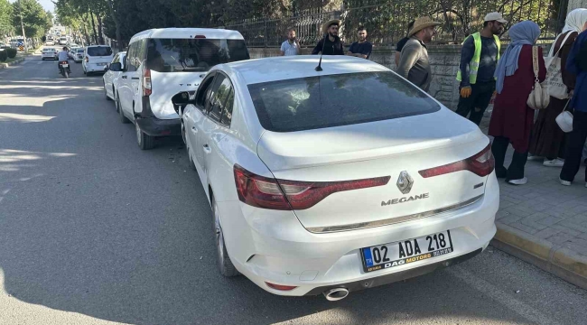 Otomobil park halindeki araçlara çarptı