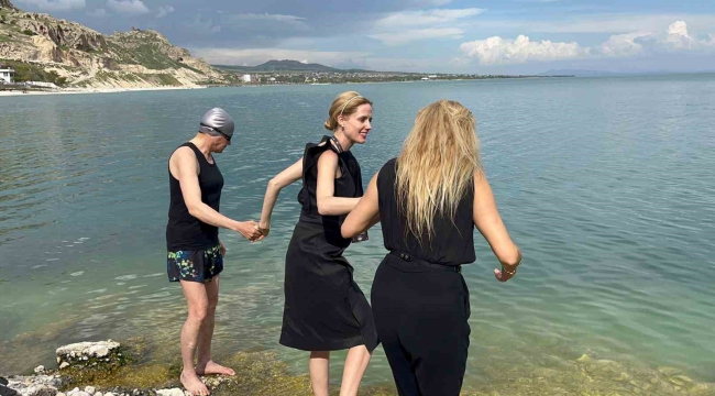 Oyuncu Wilma Elles ve Tuşba Özay Van Gölü'ne girdi