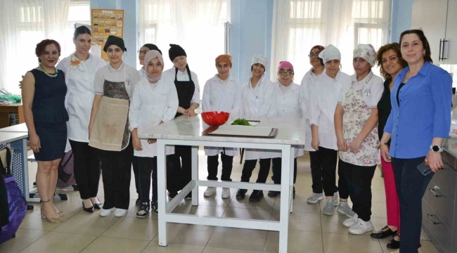 Özel öğrenciler uygulamalı eğitimle mutfak becerilerini geliştiriyor