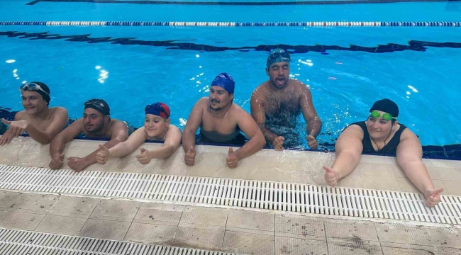 Özel sporcuların yüzme yarışında renkli görüntüler ortaya çıktı