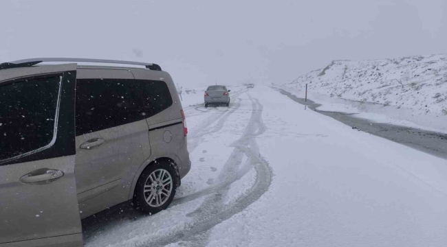 Palandöken geçidinde ulaşıma kar ve tipi engeli
