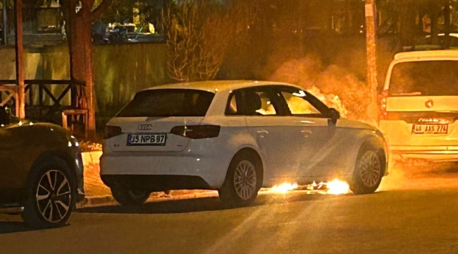 Park halindeki lüks otomobilde yangın