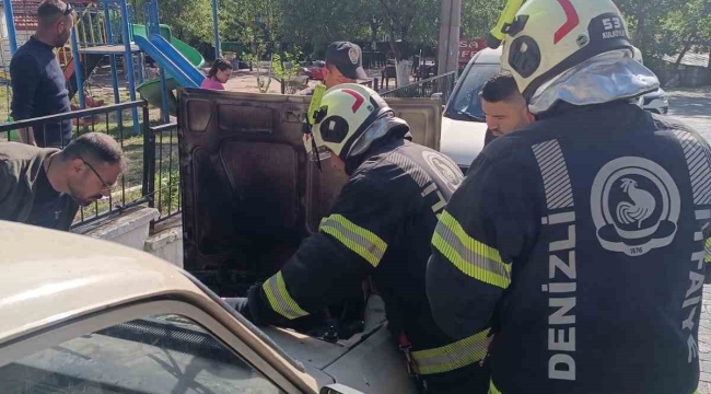 Park halindeki otomobilde çıkan yangını korkuttu