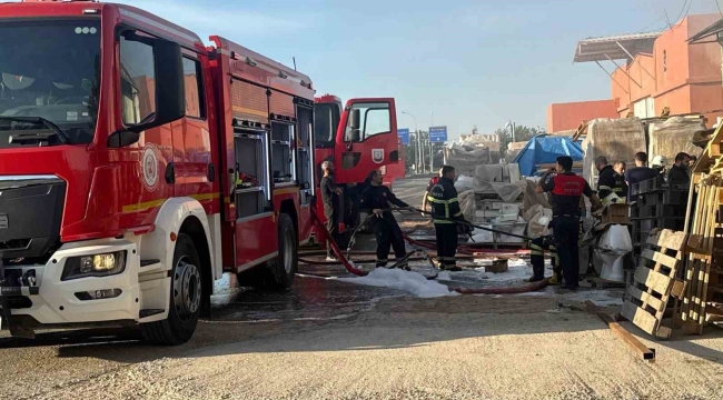 Plastik su tesisatı deposunda yangın