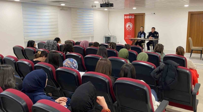 "Kariyer Günleri Projesi" kapsamında üniversite öğrencilerine seminer düzenlendi