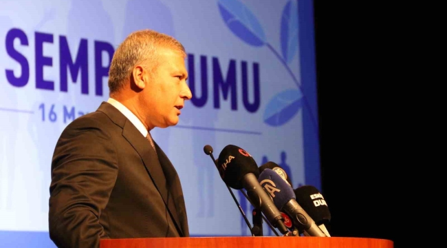 Rektör Adıgüzel kısıtlı imkânlarla bütün çocuklarını okutan ailesinden bahsederken duygulandı