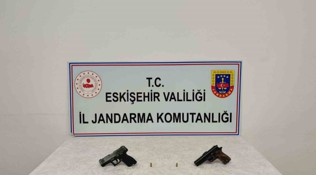 Ruhsatsız tabanca satmaya çalışırken yakalandı