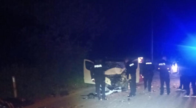 Sakarya'da otomobilin çarptığı motosiklet paramparça oldu: Motokurye hayatını kaybetti