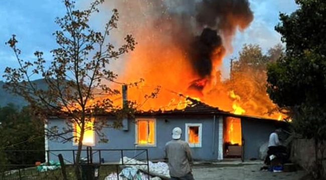 Sakarya'da tek katlı ev alev topuna döndü
