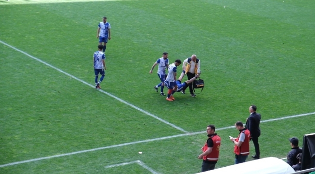 Sedye olmayınca sakatlanan futbolcu karga tulumba saha kenarına taşındı