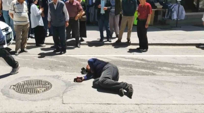 Seyir halindeki aracın önüne atladı, hastanelik oldu