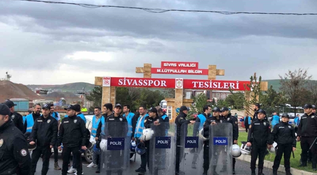 Sivasspor taraftarından tesislerin önünde protesto