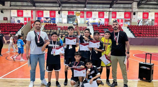 Siverekli minikler futsal turnuvasında il birincisi oldu
