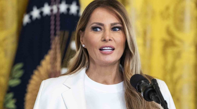 Slovenya'da Melania Trump'ın bronz heykeli çalındı
