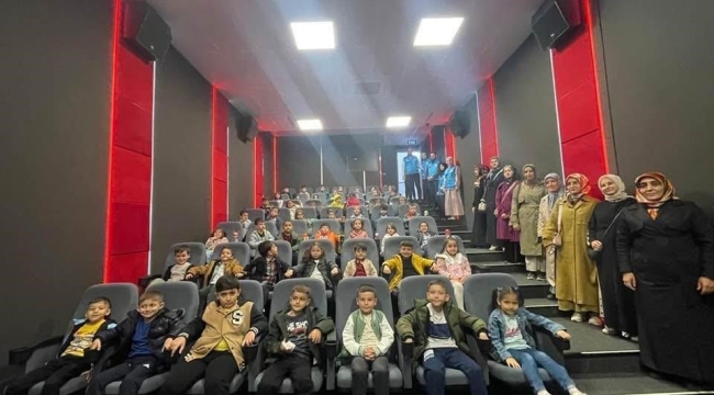 Soma'da Kur'an kursu öğrencilerine sinema etkinliği