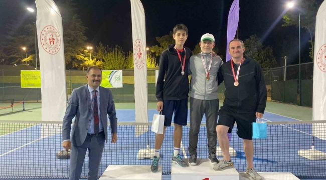Spor kenti Demirci'de Gençlik Haftası Tenis Turnuvası tamamlandı