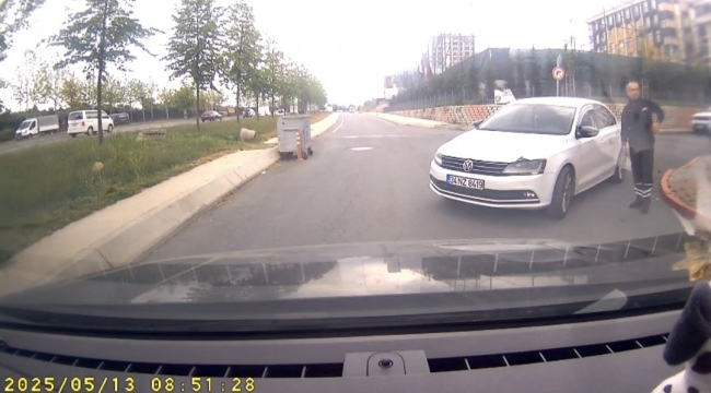 Sultangazi'de inatlaşan sürücülerin yol verme tartışması kamerada