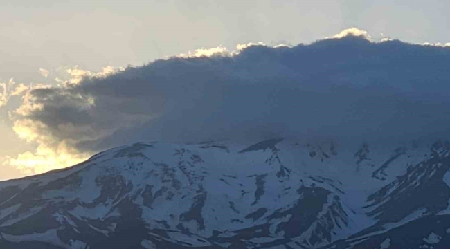 Süphan Dağı'nın zirvesindeki bulutlar görenleri hayran bıraktı