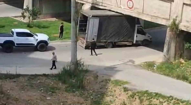Tarsus'ta kamyonet köprü altına sıkıştı