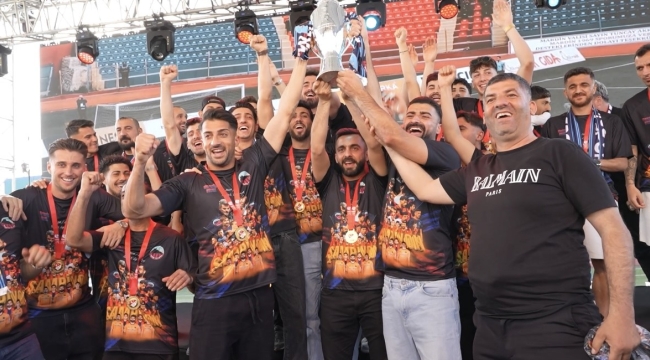 TFF 2. Lig'e yükselen Mardin 1969 Spor, şampiyonluk kupasını aldı