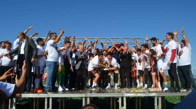 TFF 3. Lig'e yükselen Denizli İdmanyurdu şampiyonluk kupasını kaldırdı