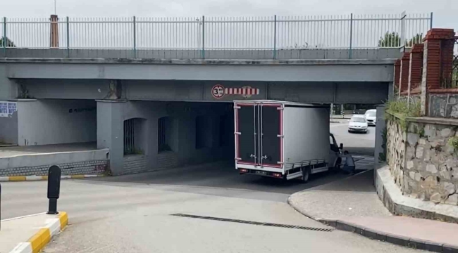 Ticari araç tren yolu alt geçitte sıkıştı