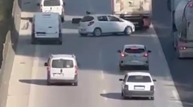 Tırın kopan lastik kaplaması, zincirleme kazaya sebep oldu: O anlar kamerada