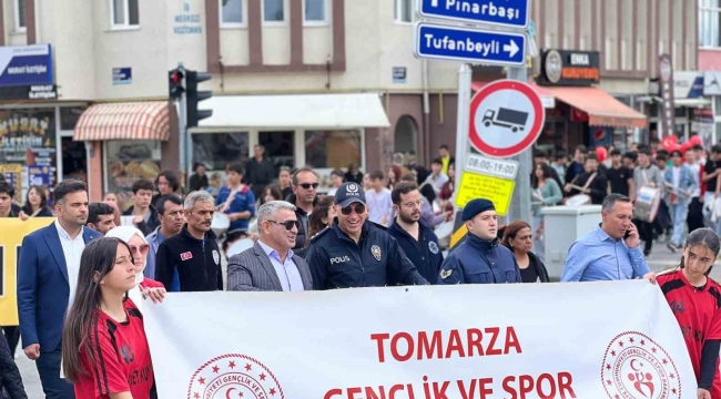 Tomarza'da coşkulu Gençlik yürüyüşü